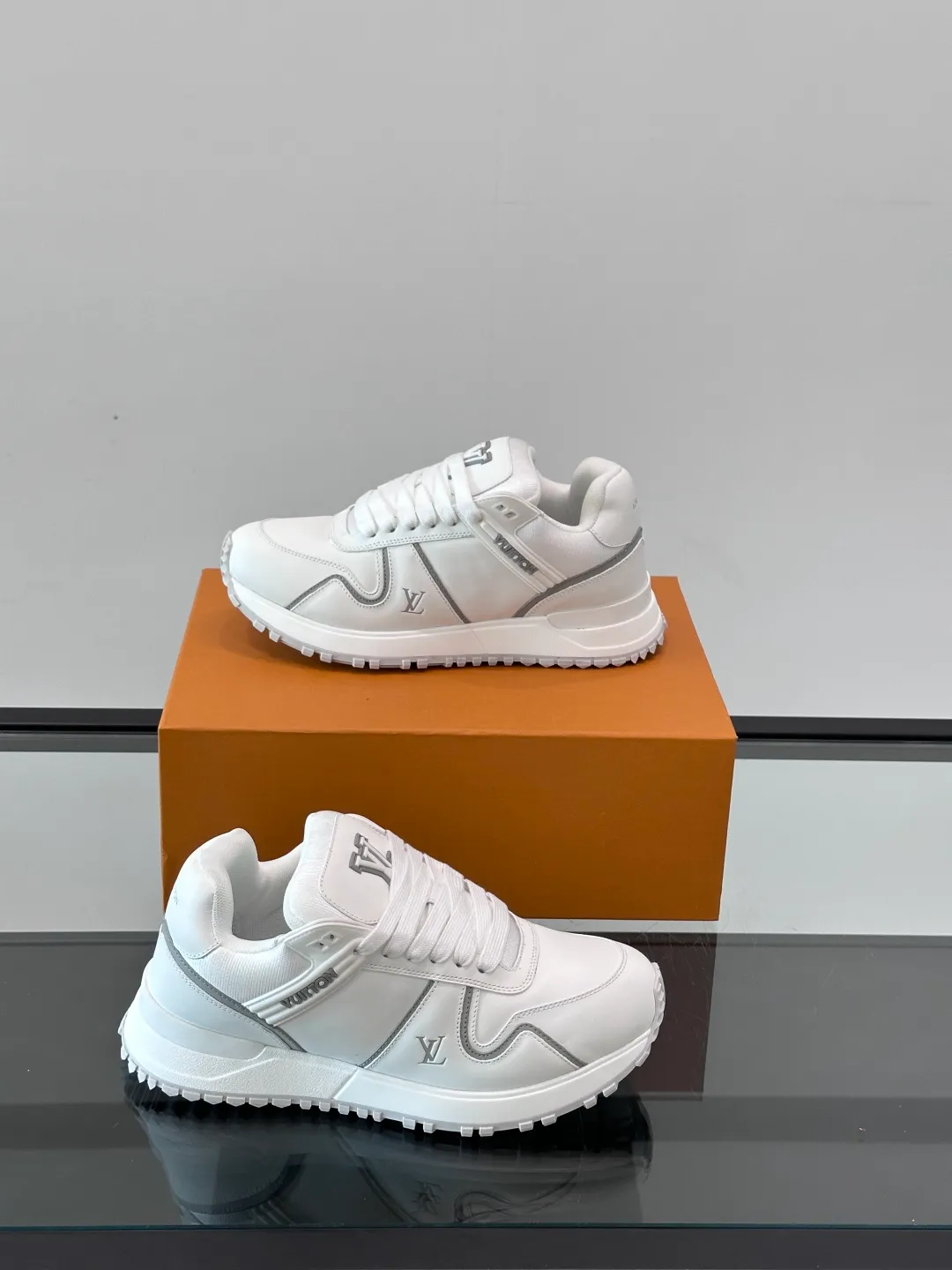 Men's Men's Shoes 💰p480 "＊OUIS ＊UITTO＊" sneakers debuted in the 2025 early autumn series, continuing the iconic design of Run Away sneakers in a large version. The smooth calfskin upper features contrasting LV lettering and Vuitton logos, while a lightweight rubber wedge outsole evokes running shoe construction. High level of comfort. Looks good, wears well and matches well. Worth buying🎶🎶🎶 size: 38-44 (45 customized)